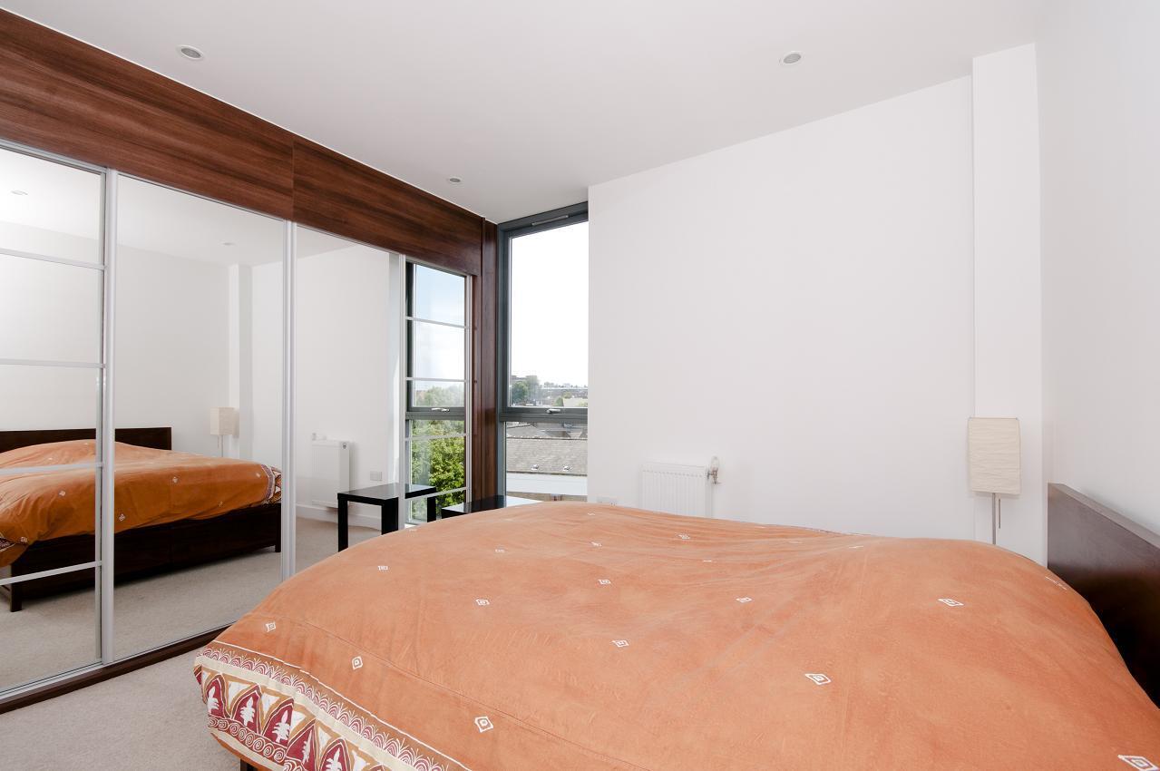 Flat Prebend Street in Greater London