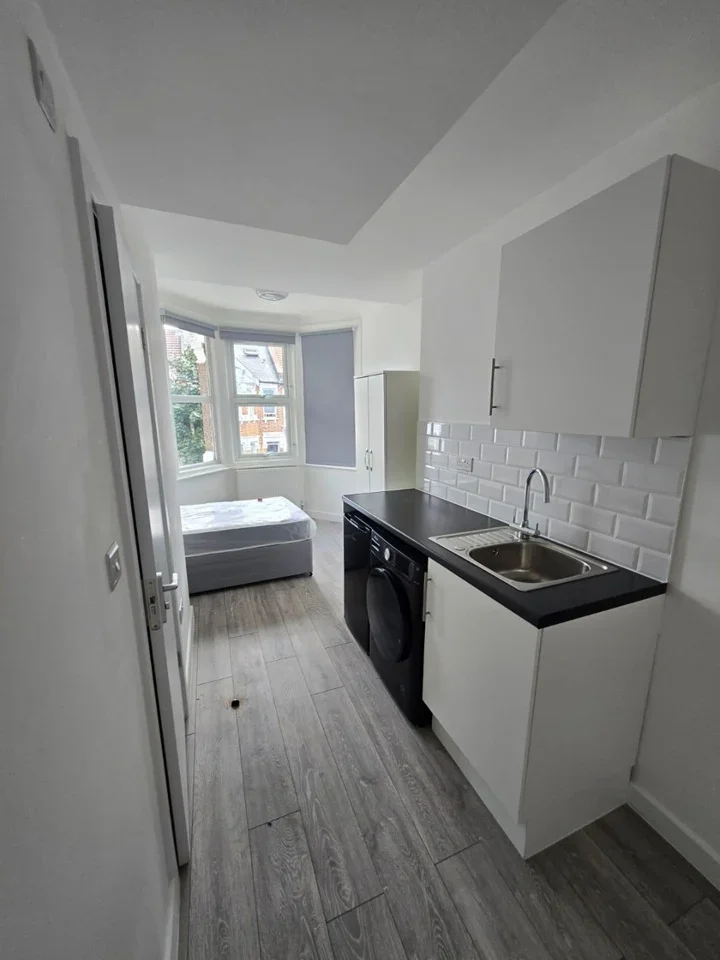 Room Corsehill Street in Greater London