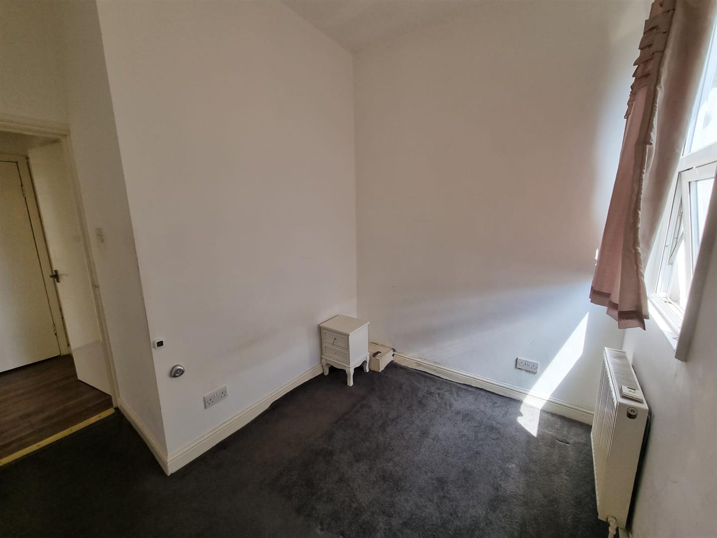 Flat Kidderminster Road in Greater London