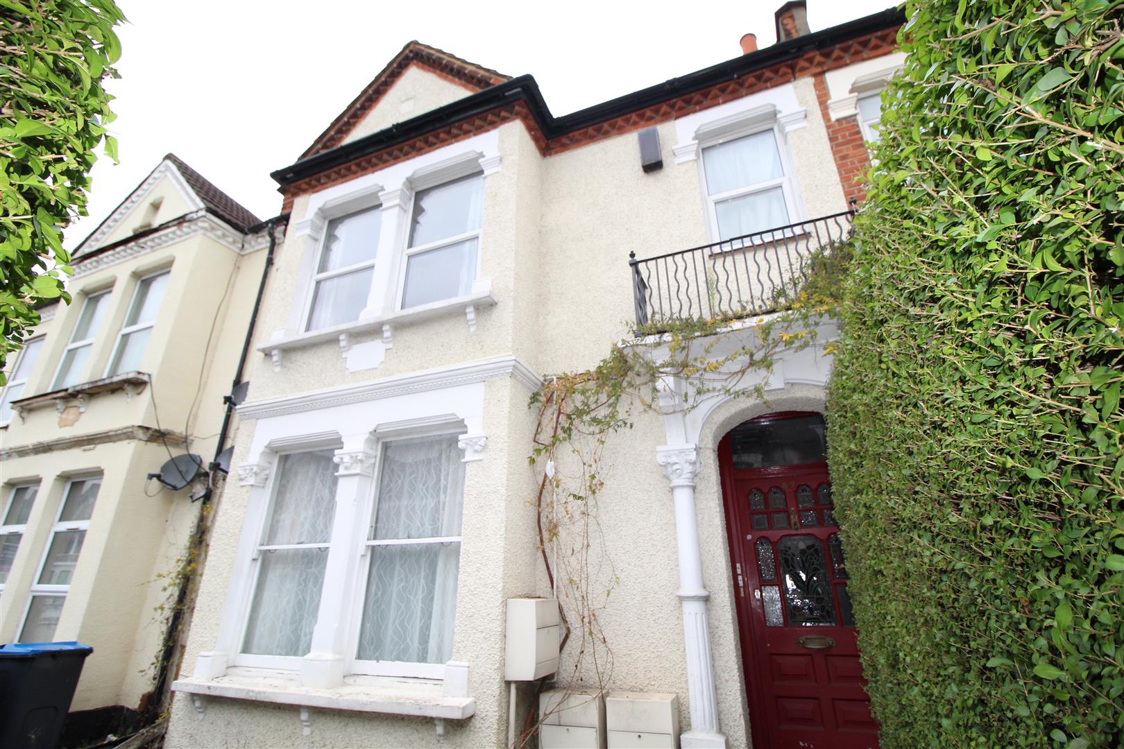 Flat Kidderminster Road in Greater London