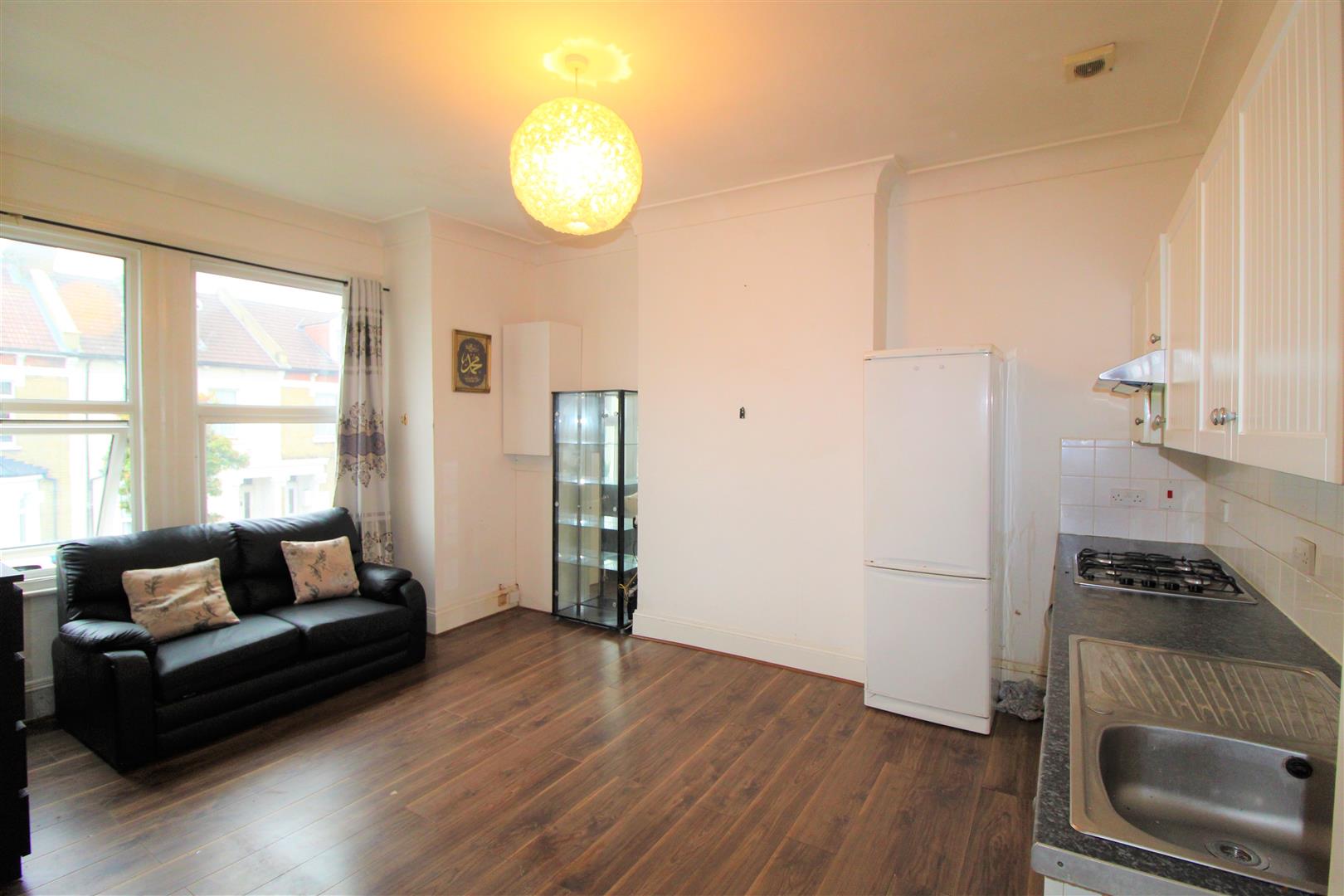 Flat Kidderminster Road in Greater London