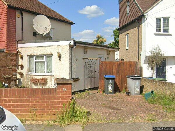 Flat Pembury Avenue in Greater London