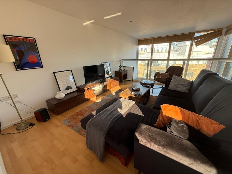 Flat Copenhagen Place in Greater London