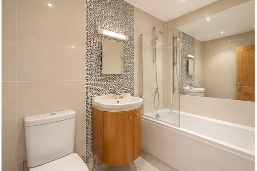 Room Whitechapel High Street in Greater London
