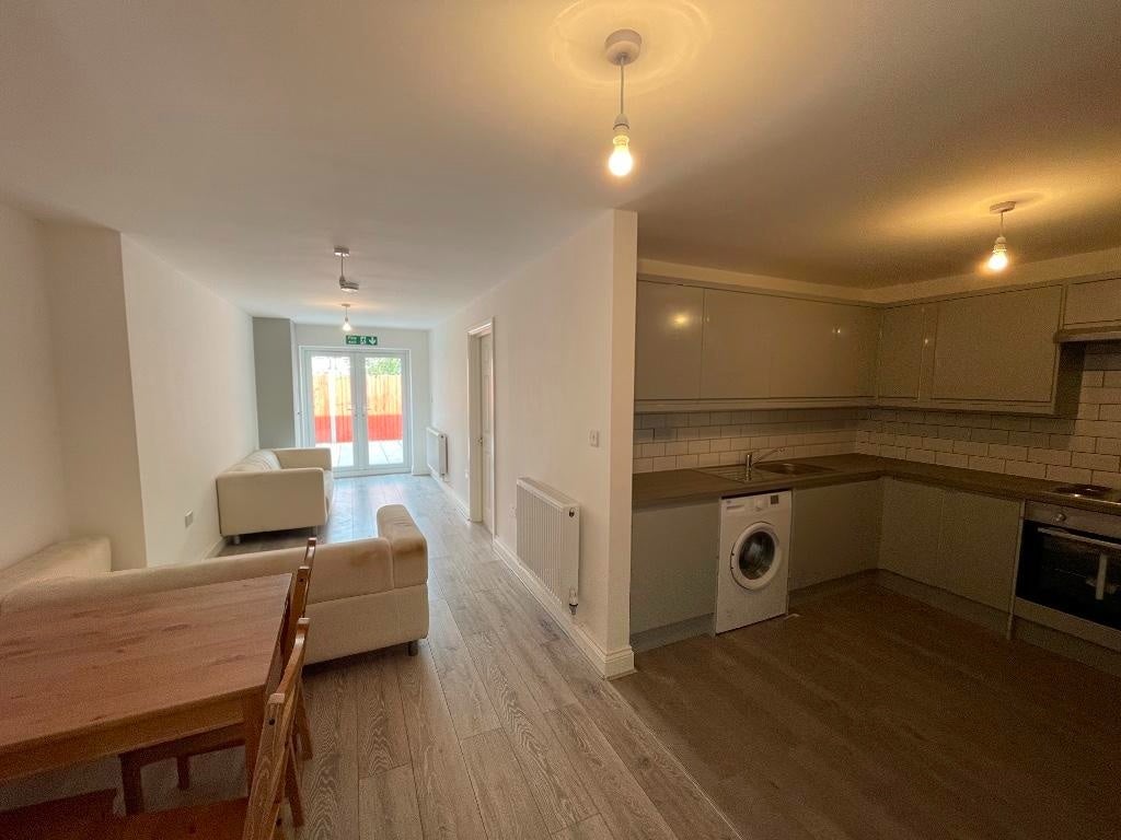 House Lockesfield Place in Greater London