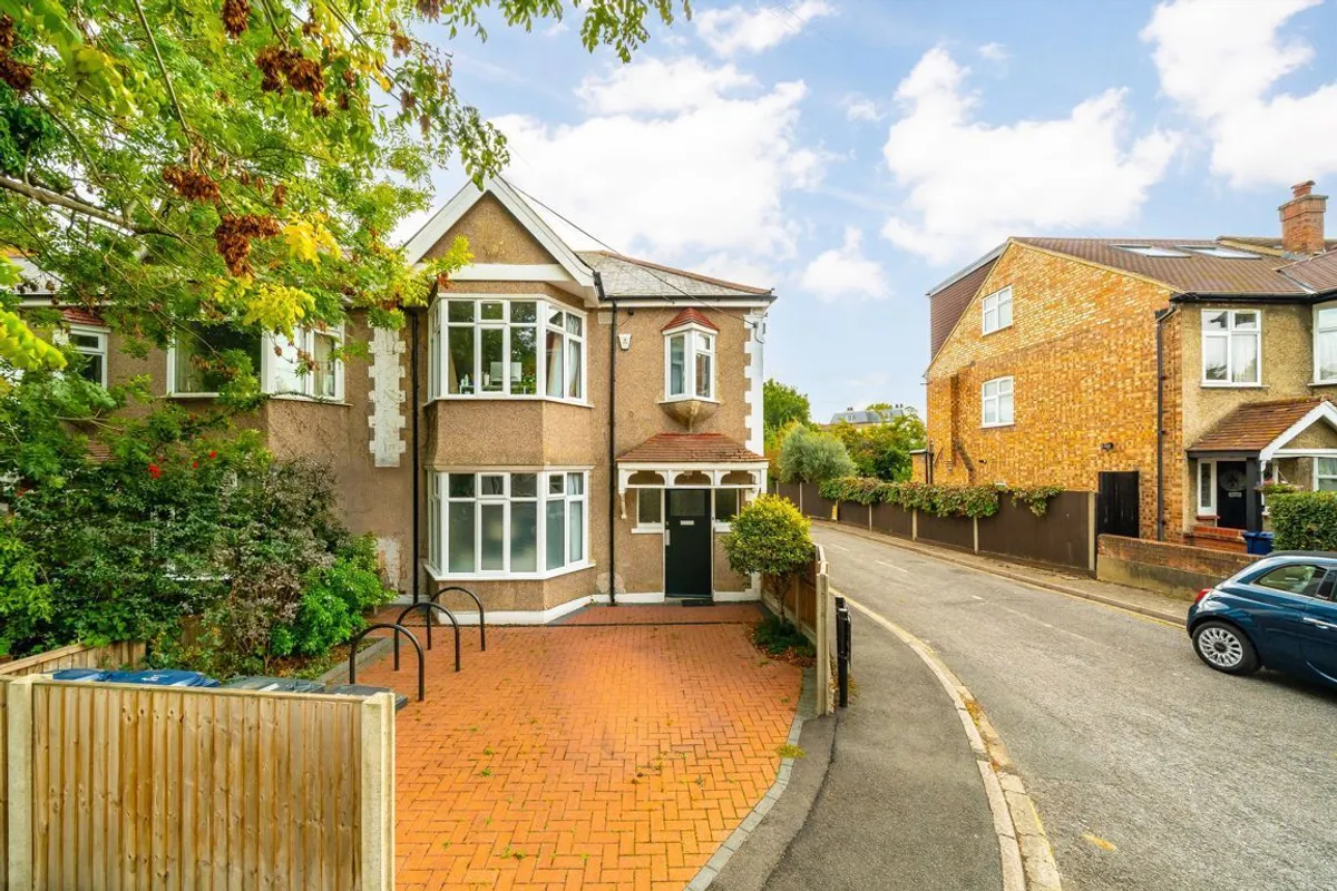 House Cuckoo Lane in Greater London