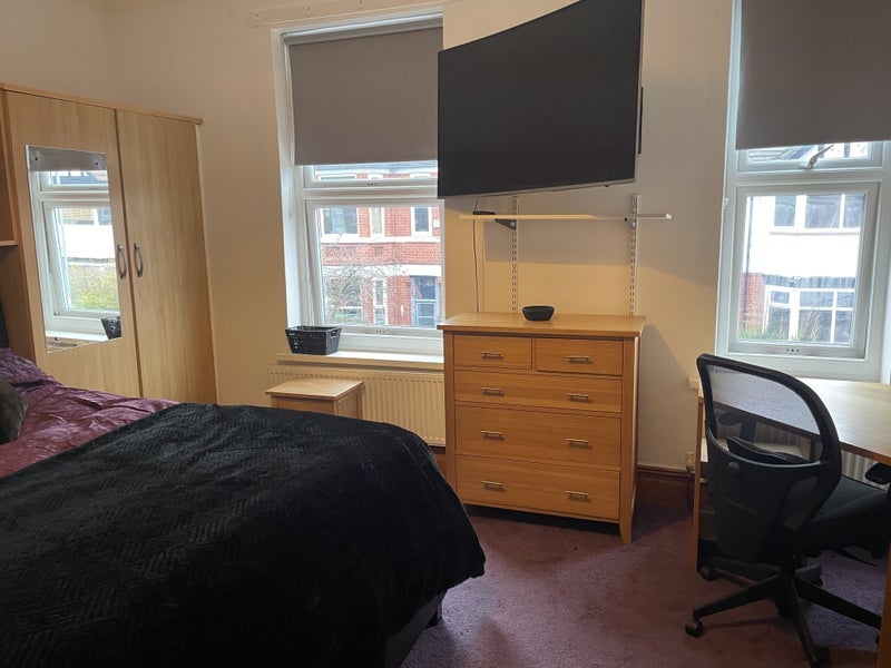 Room Cromwell Avenue in Manchester