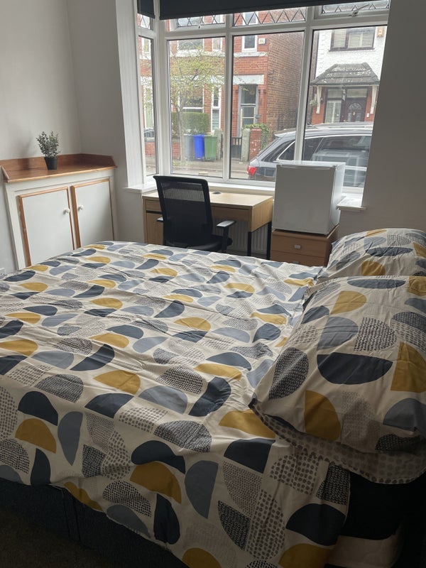 Room Cromwell Avenue in Manchester