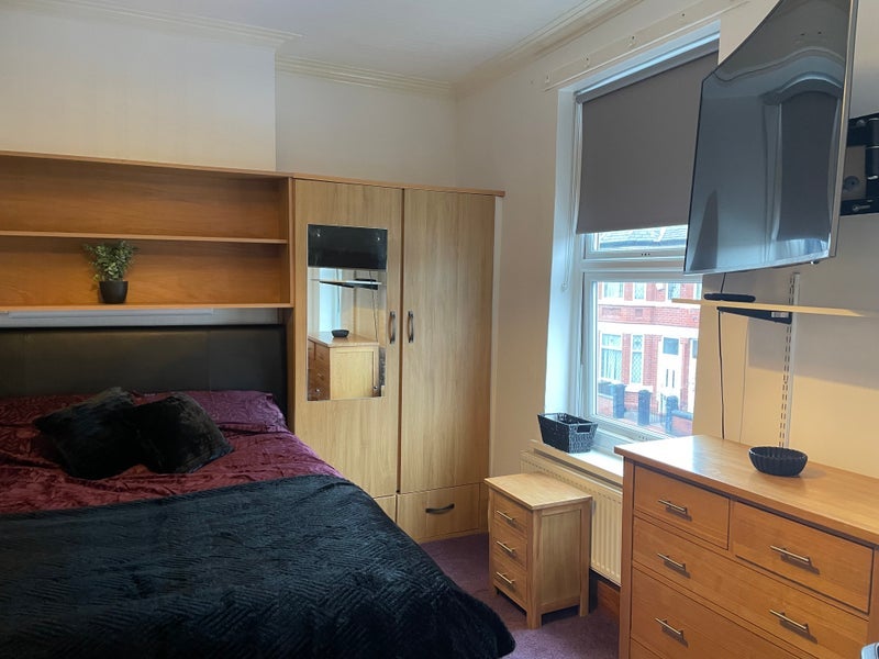 Room Cromwell Avenue in Manchester