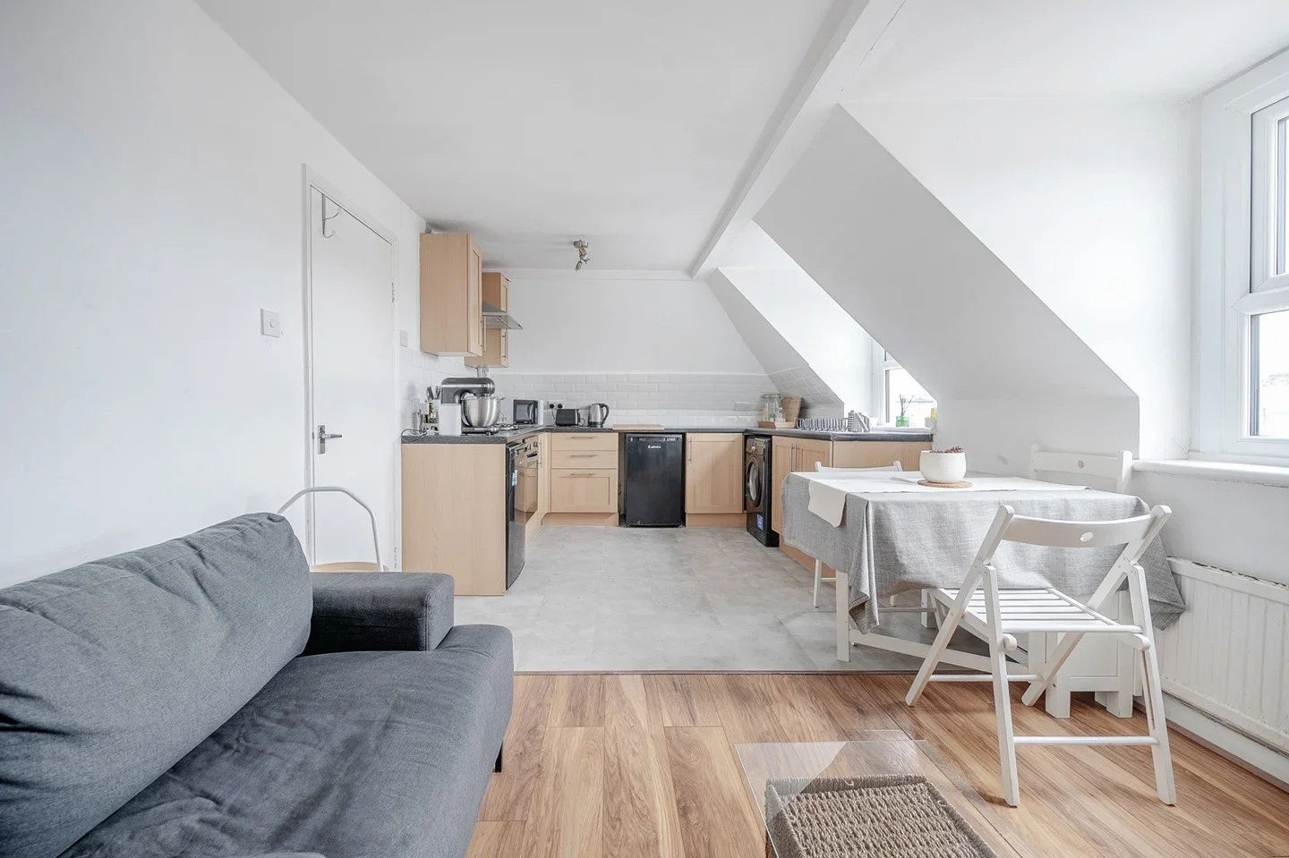Flat Coldharbour Lane in Greater London