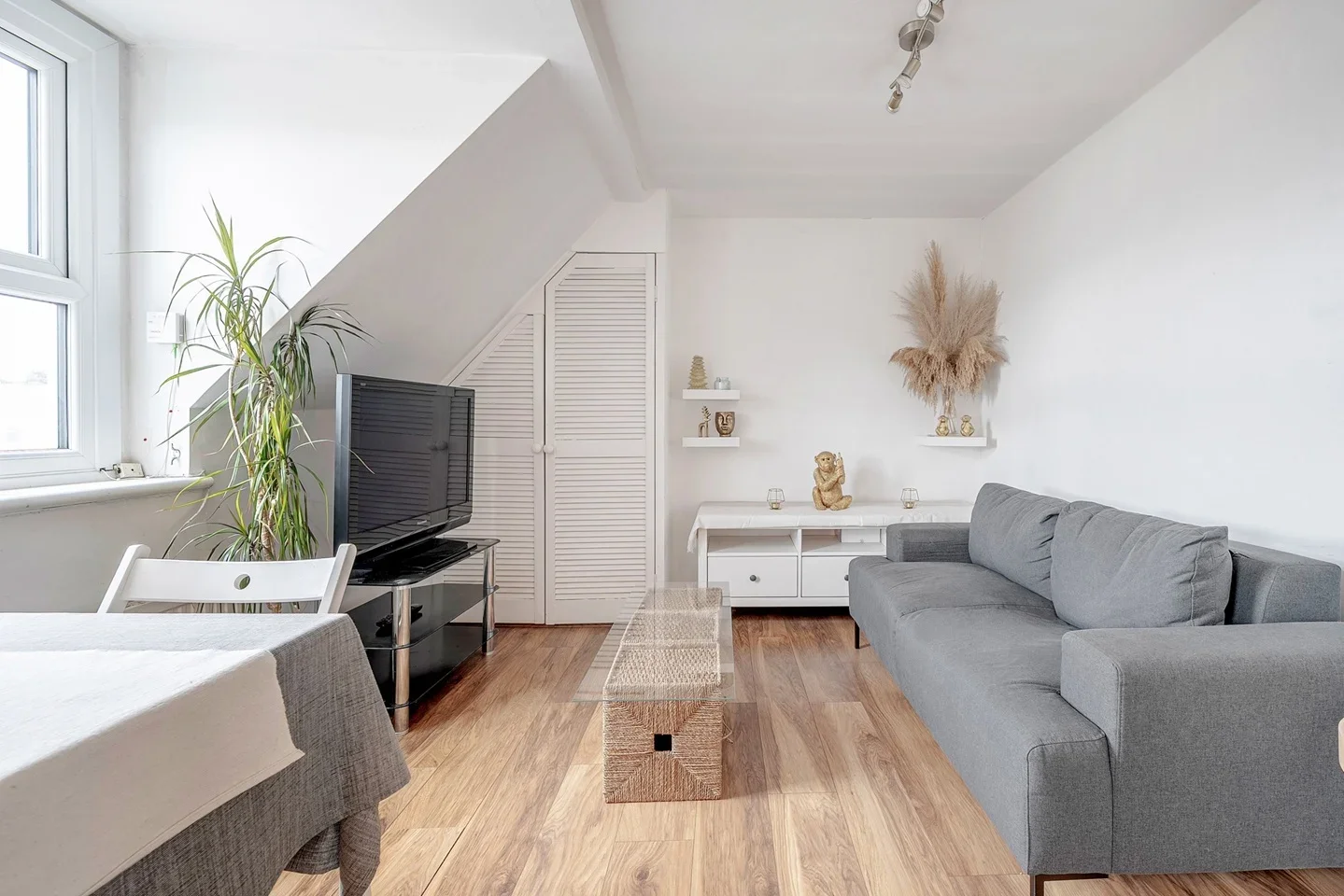 Flat Coldharbour Lane in Greater London