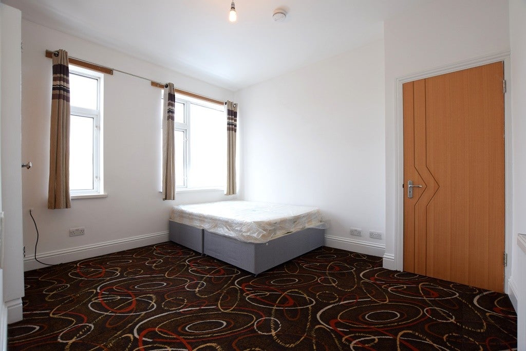Flat Eastern Avenue in Greater London