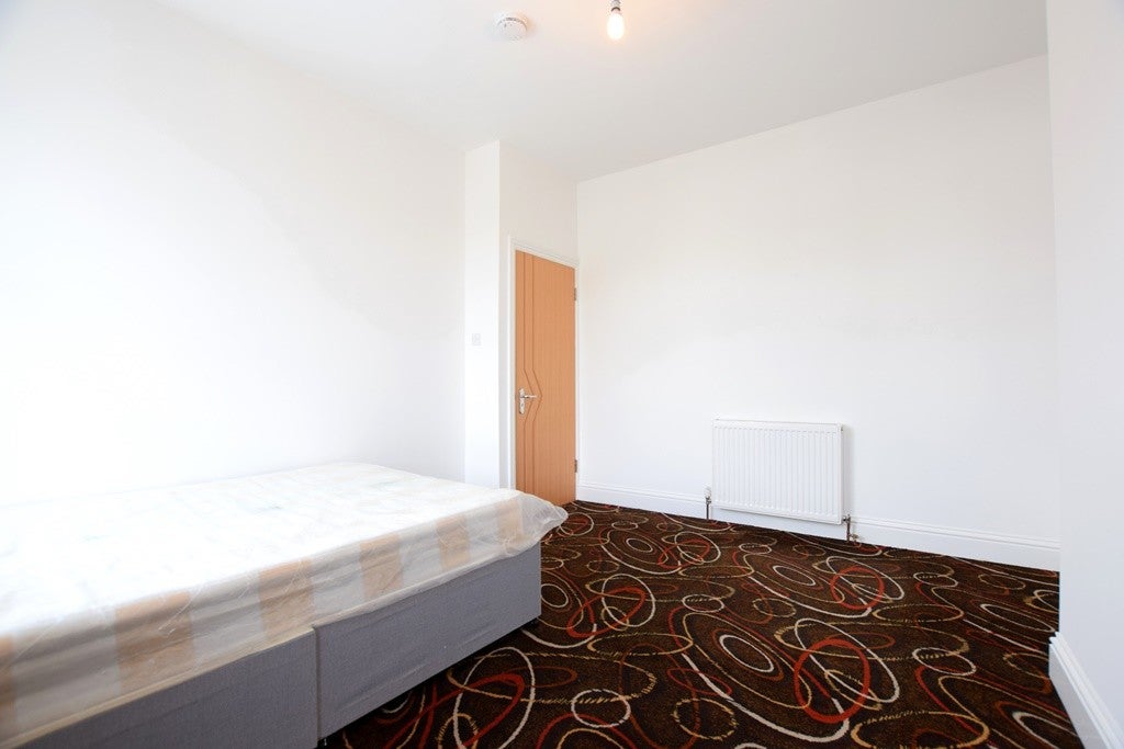 Flat Eastern Avenue in Greater London