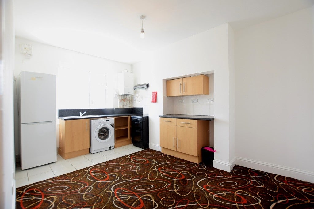 Flat Eastern Avenue in Greater London