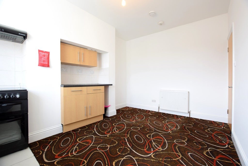 Flat Eastern Avenue in Greater London