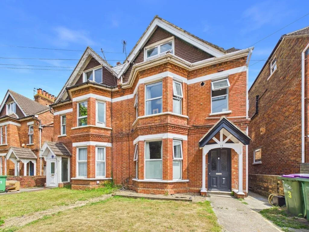 Flat Beachborough Road in Folkestone and Hythe District