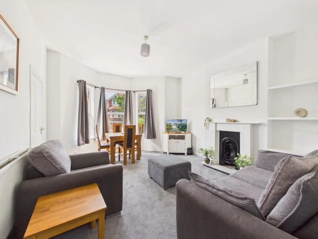 Flat Beachborough Road in Folkestone and Hythe District