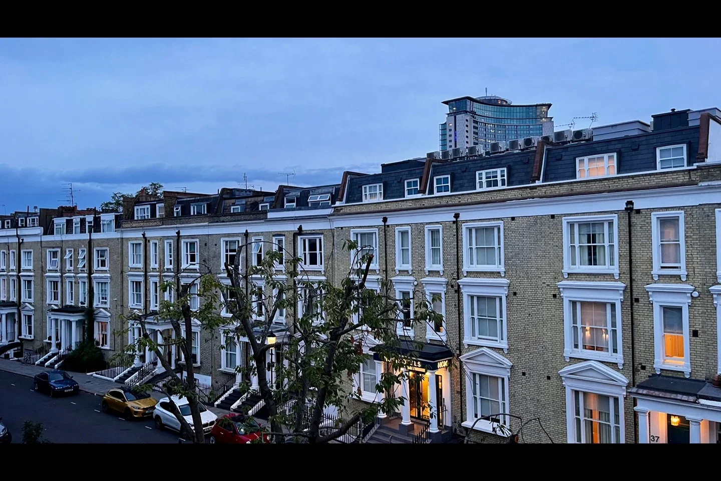 Flat Eardley Crescent in Greater London