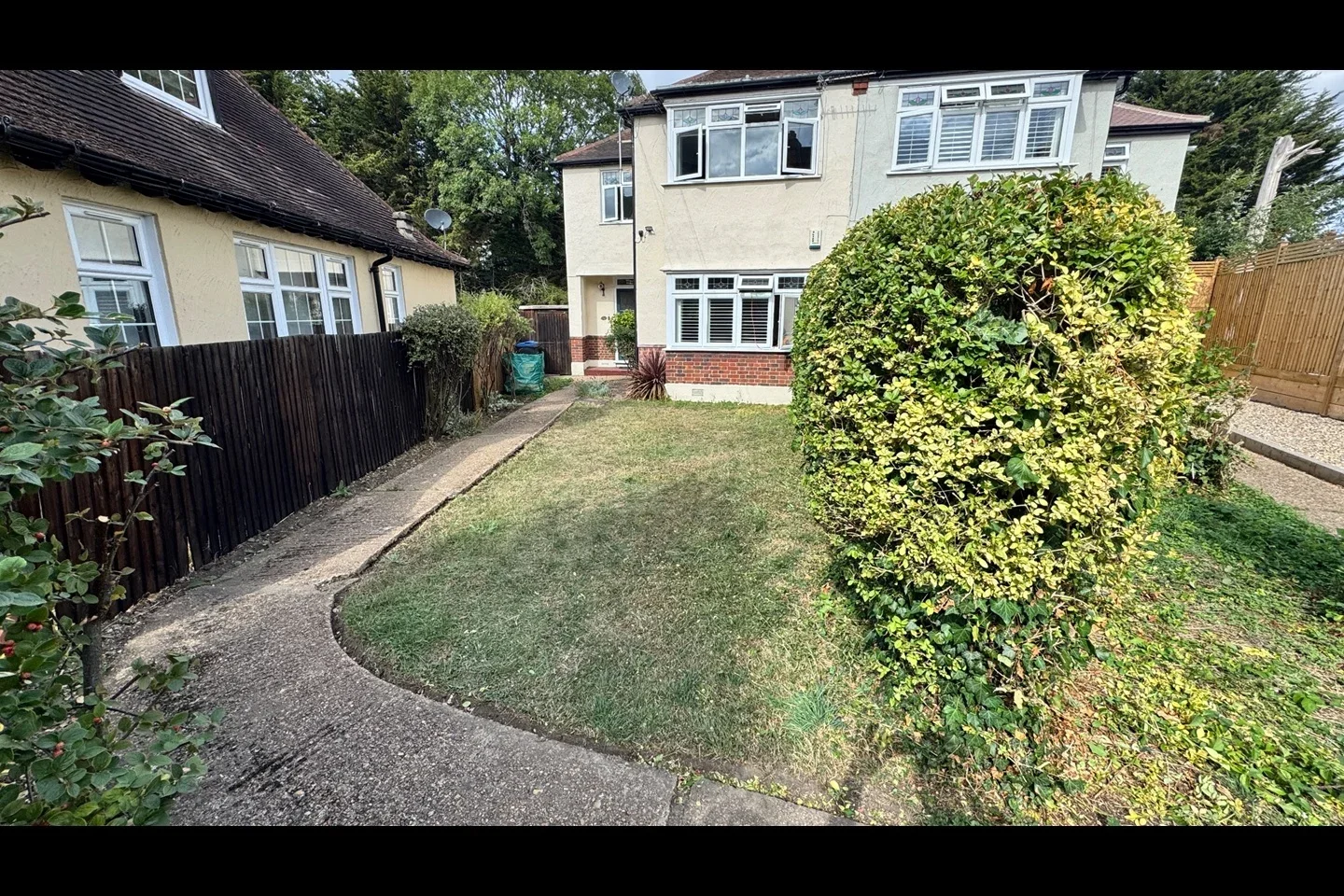 Flat Maycross Avenue in Greater London