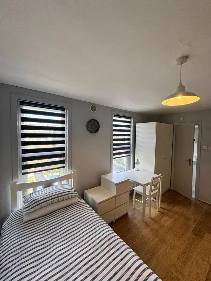 Flat Glendale Avenue in Greater London