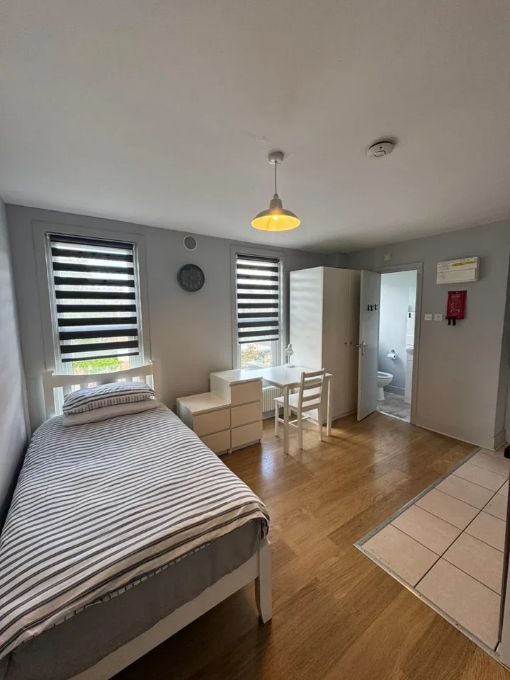 Flat Glendale Avenue in Greater London