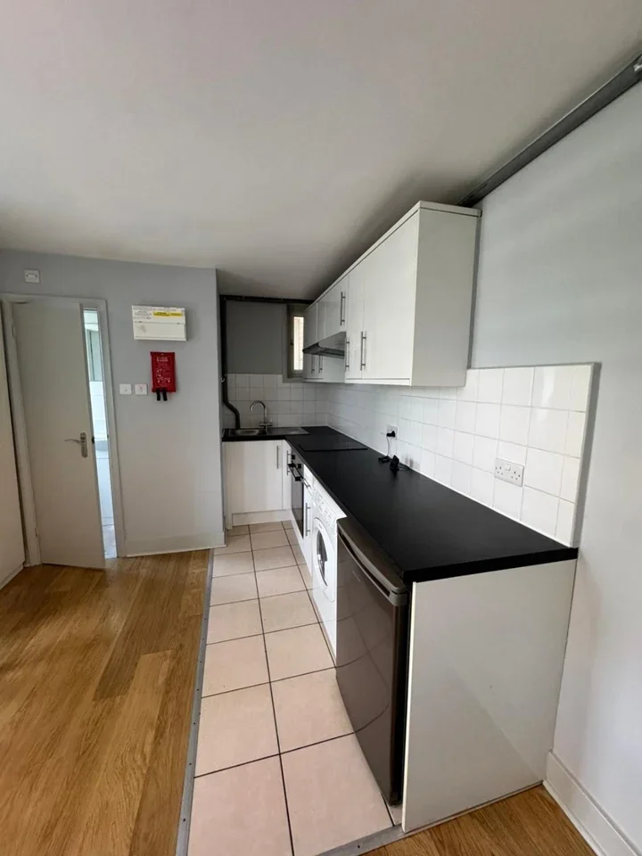 Flat Glendale Avenue in Greater London