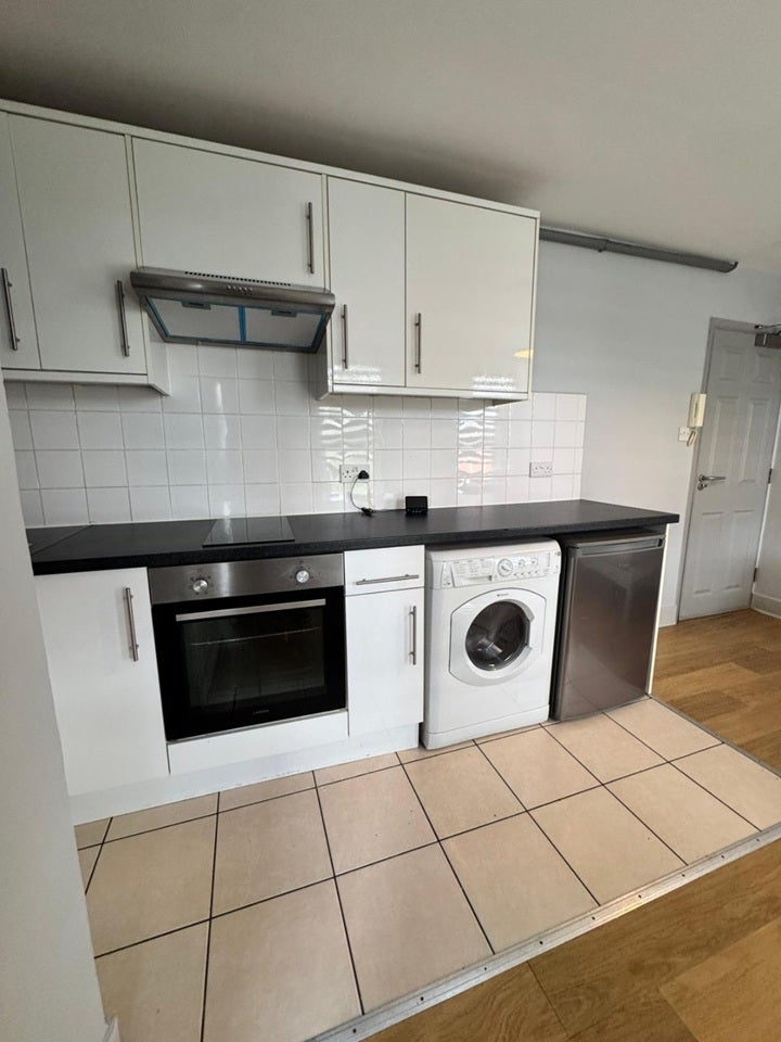 Flat Glendale Avenue in Greater London