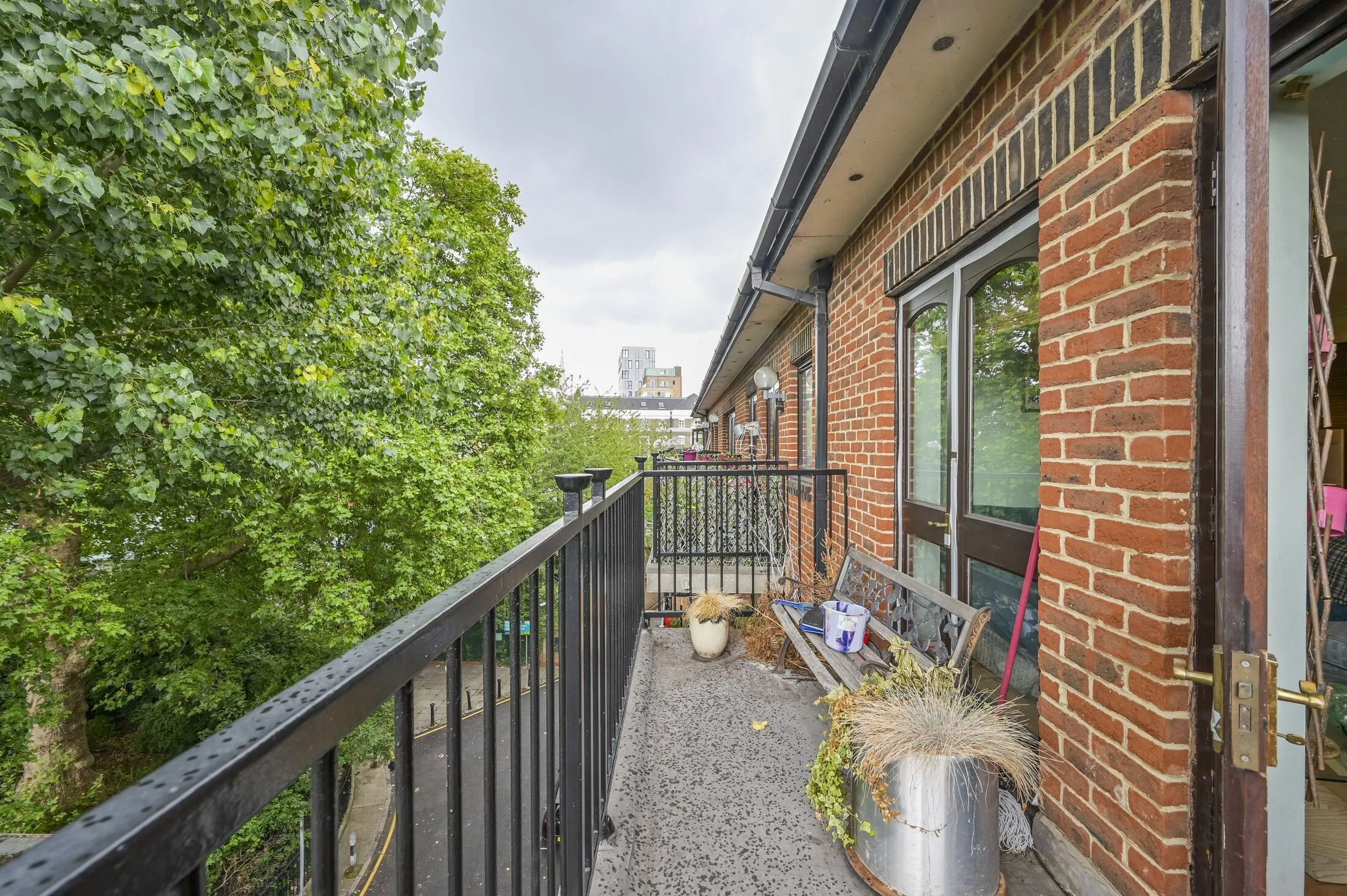 Flat Graces Alley in Greater London