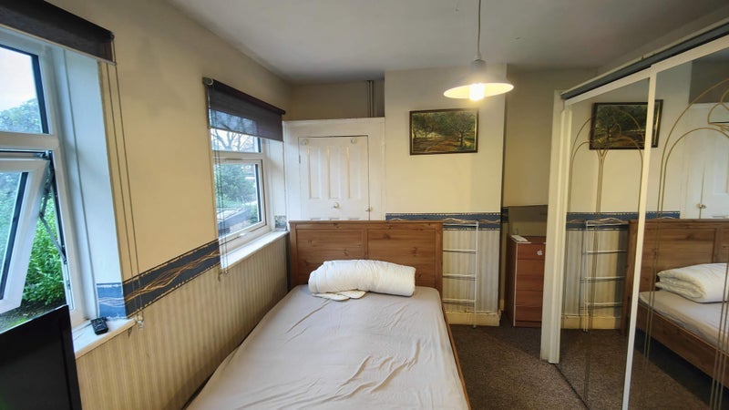 Room Wyld Way in Greater London
