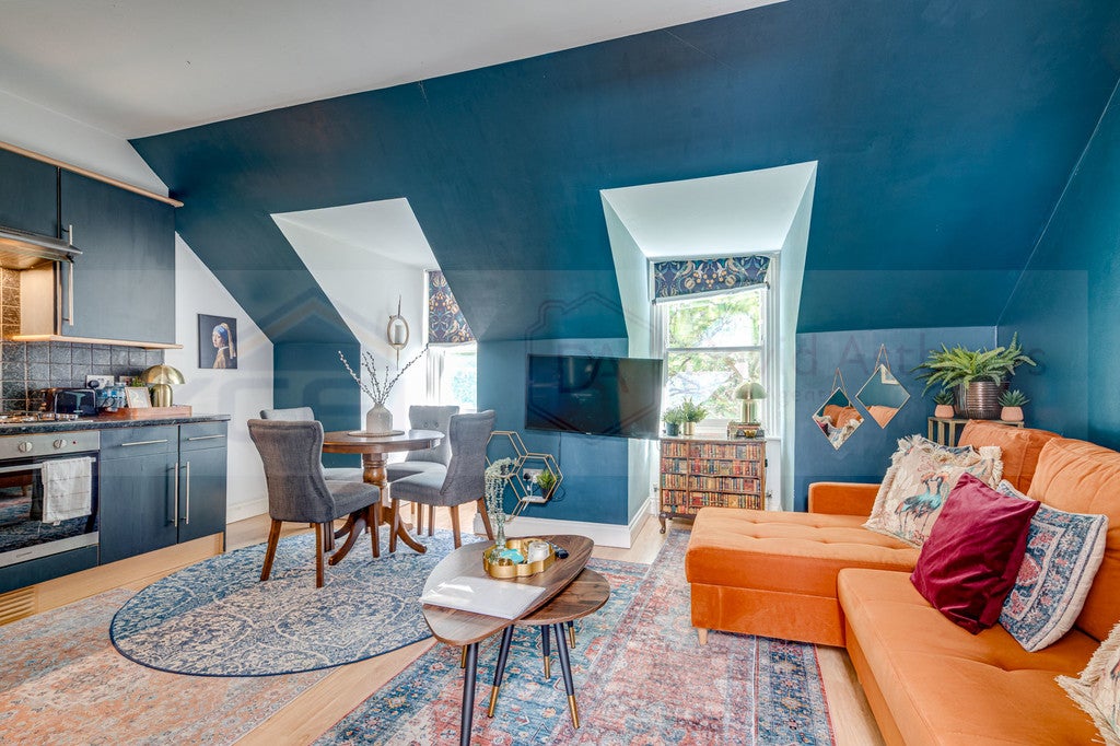 Flat Finchley Road in Greater London