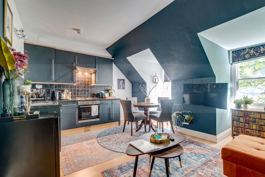 Flat Finchley Road in Greater London