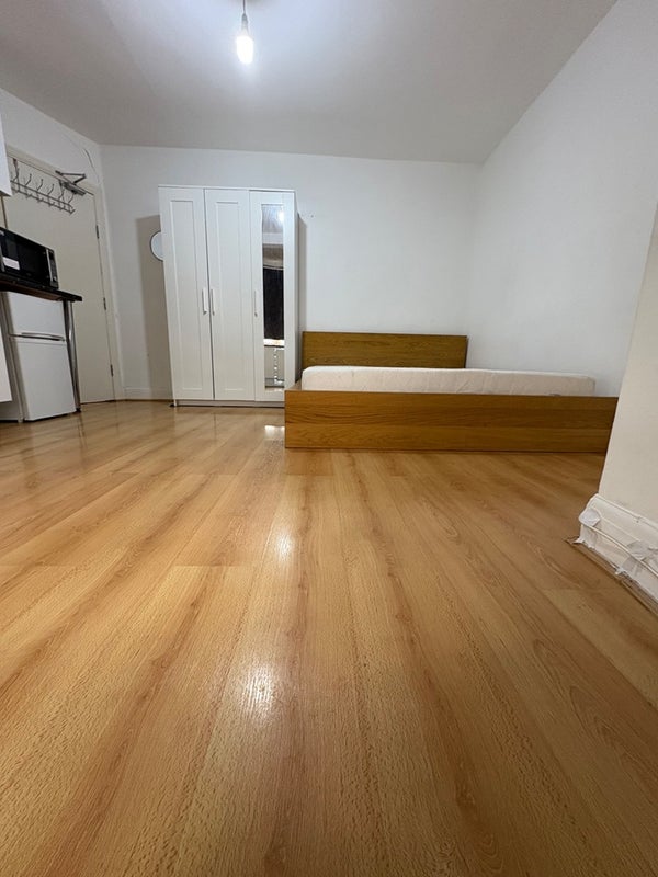 Flat Boxmoor Road in London