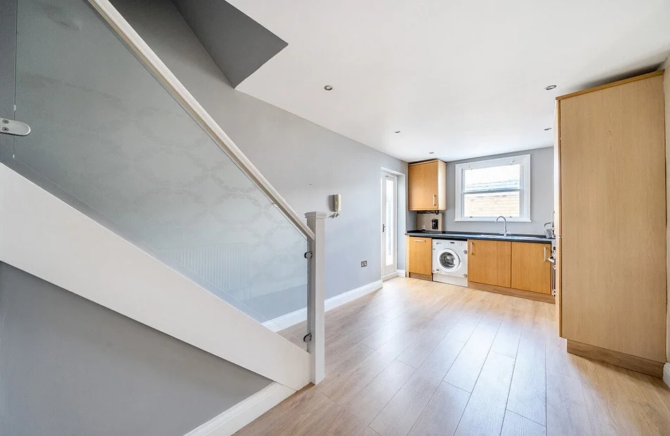 Flat Earlsfield Road in Greater London