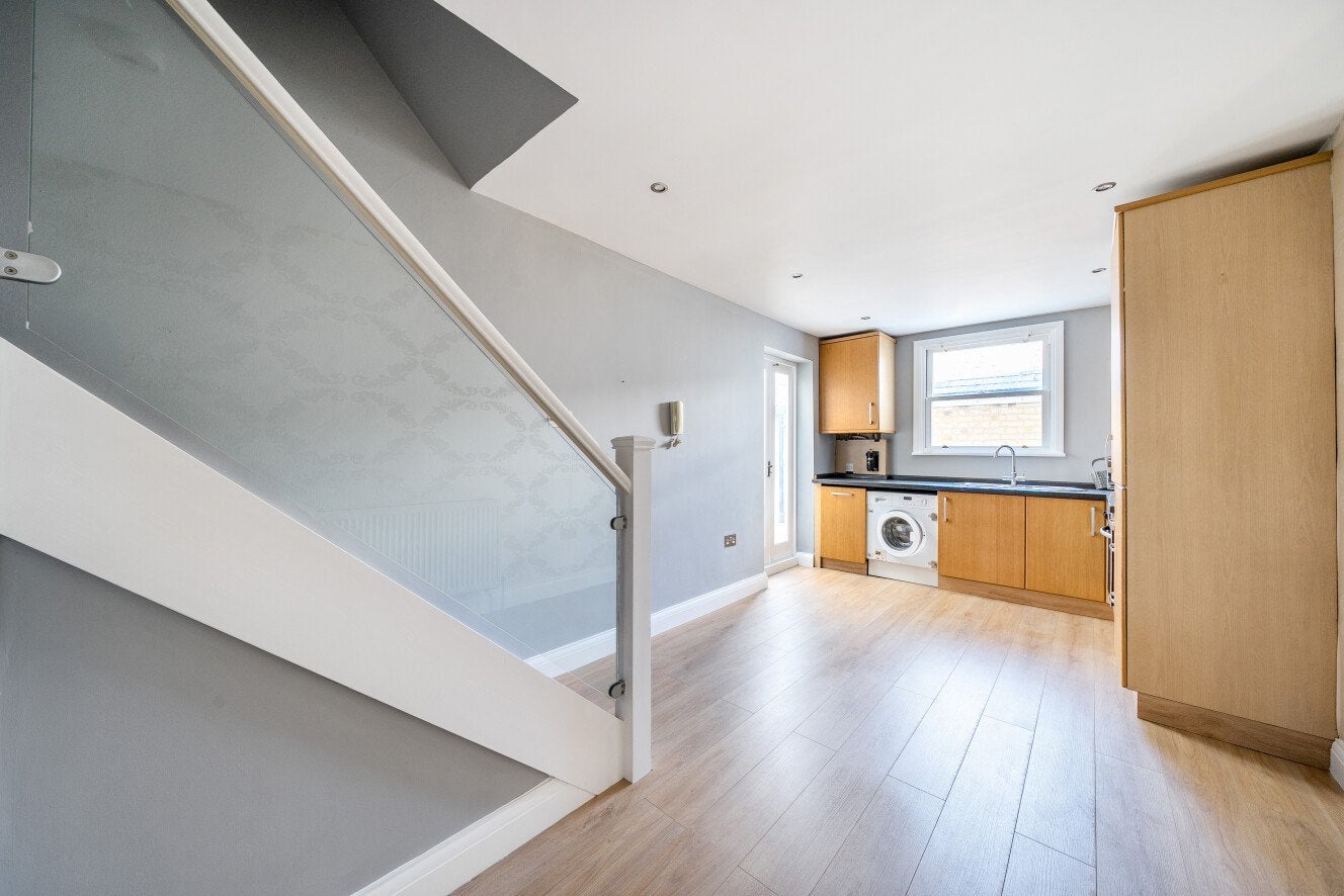 Flat Earlsfield Road in Greater London