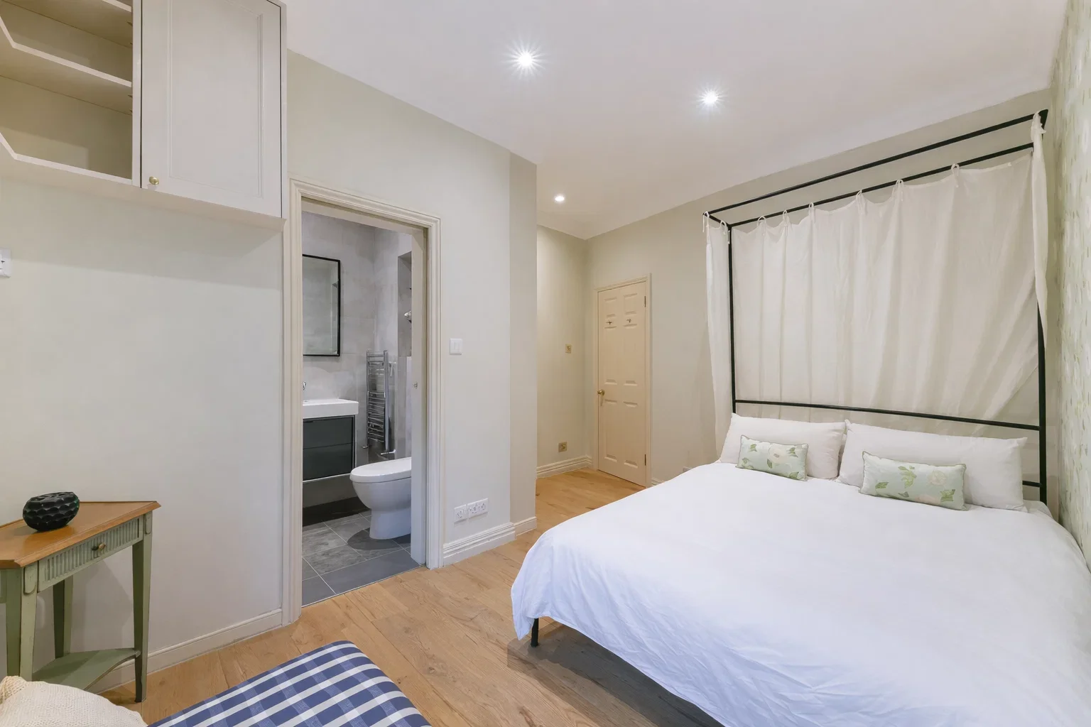 Flat Basil Street in Greater London