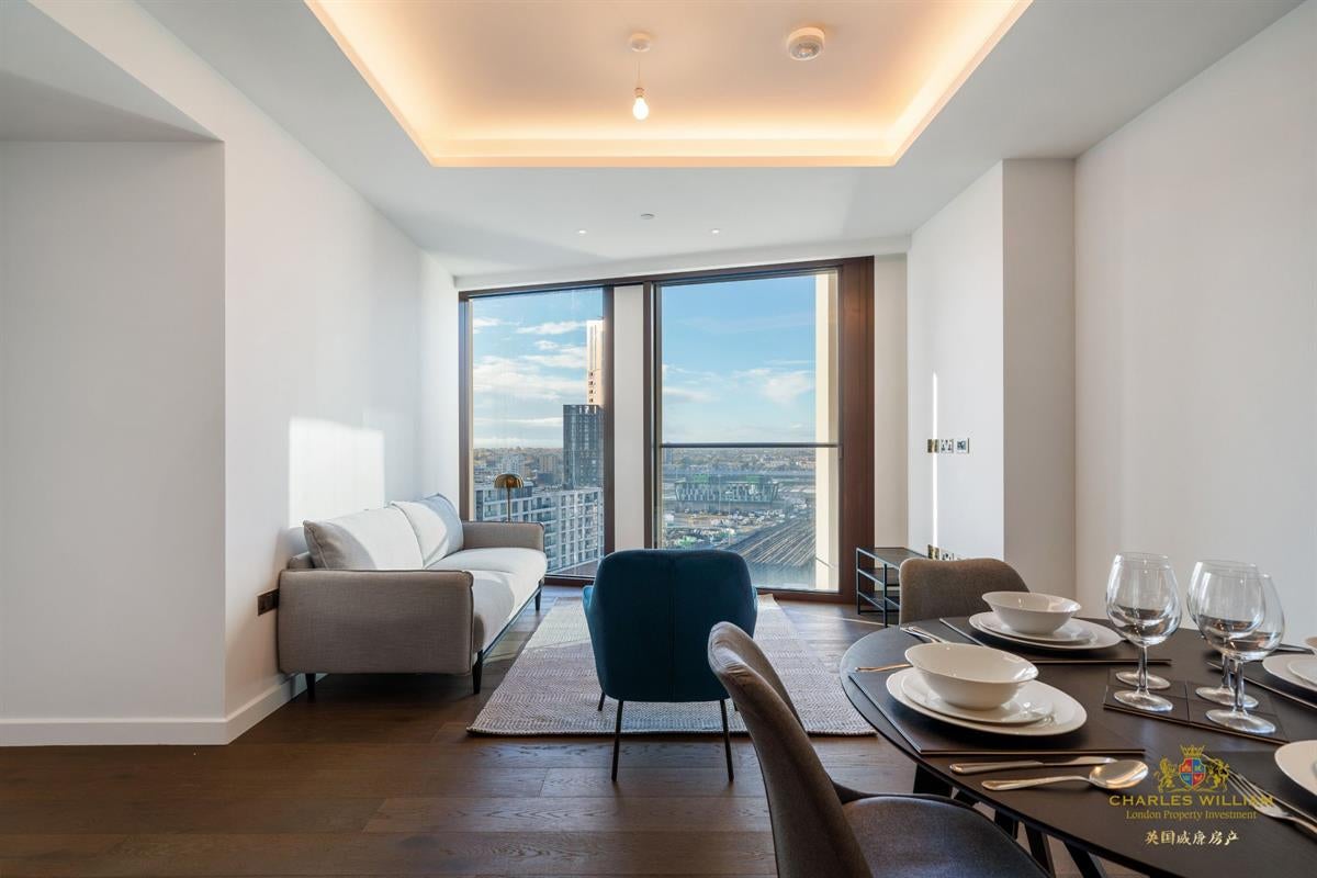 Flat Carnation Way in Greater London