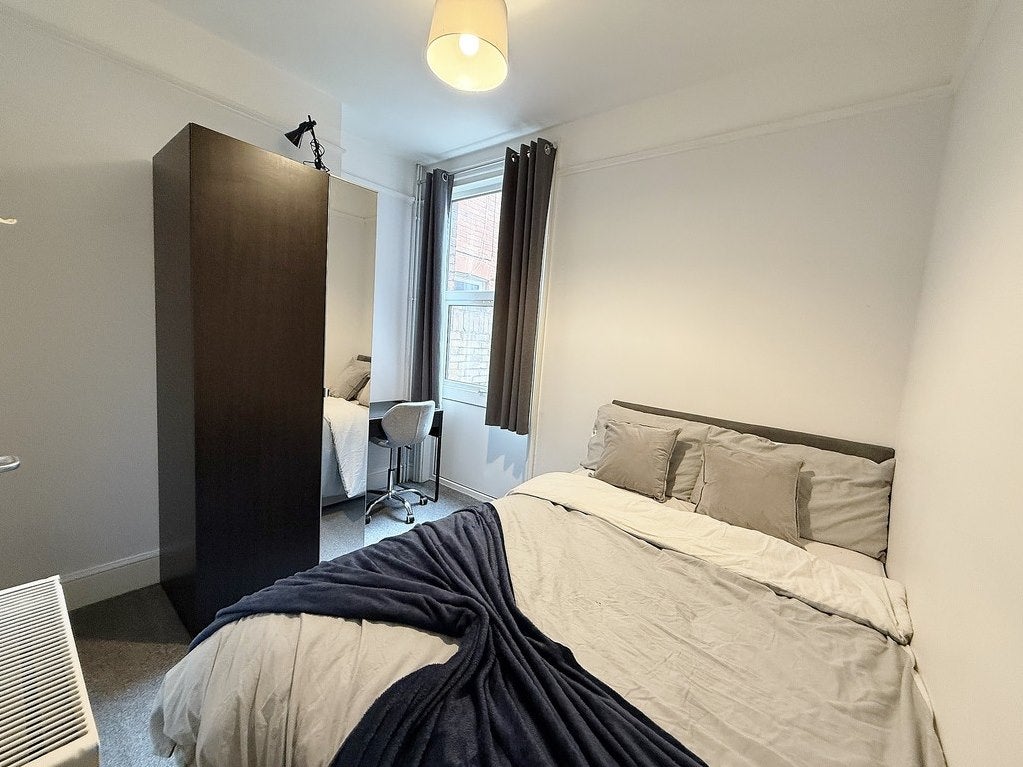 Room Avenue Road in Southampton