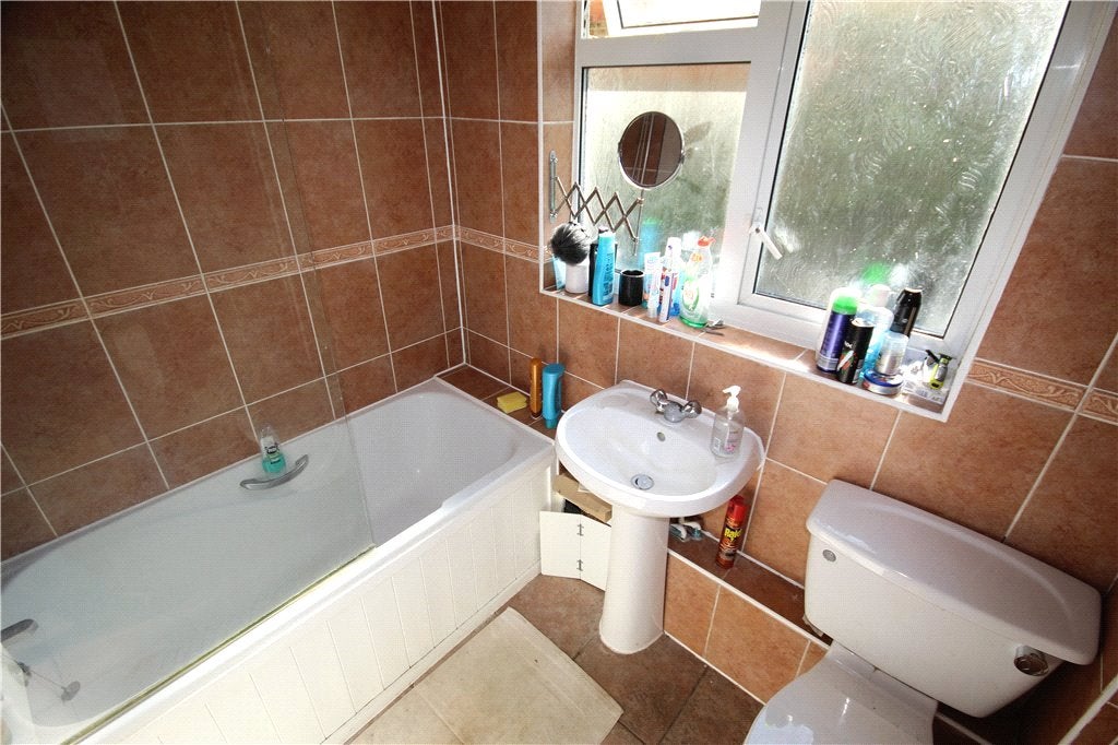 Room Queen's Road in Borough of Runnymede
