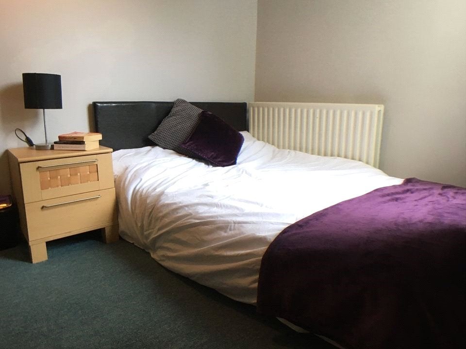 Room Queen's Road in Borough of Runnymede