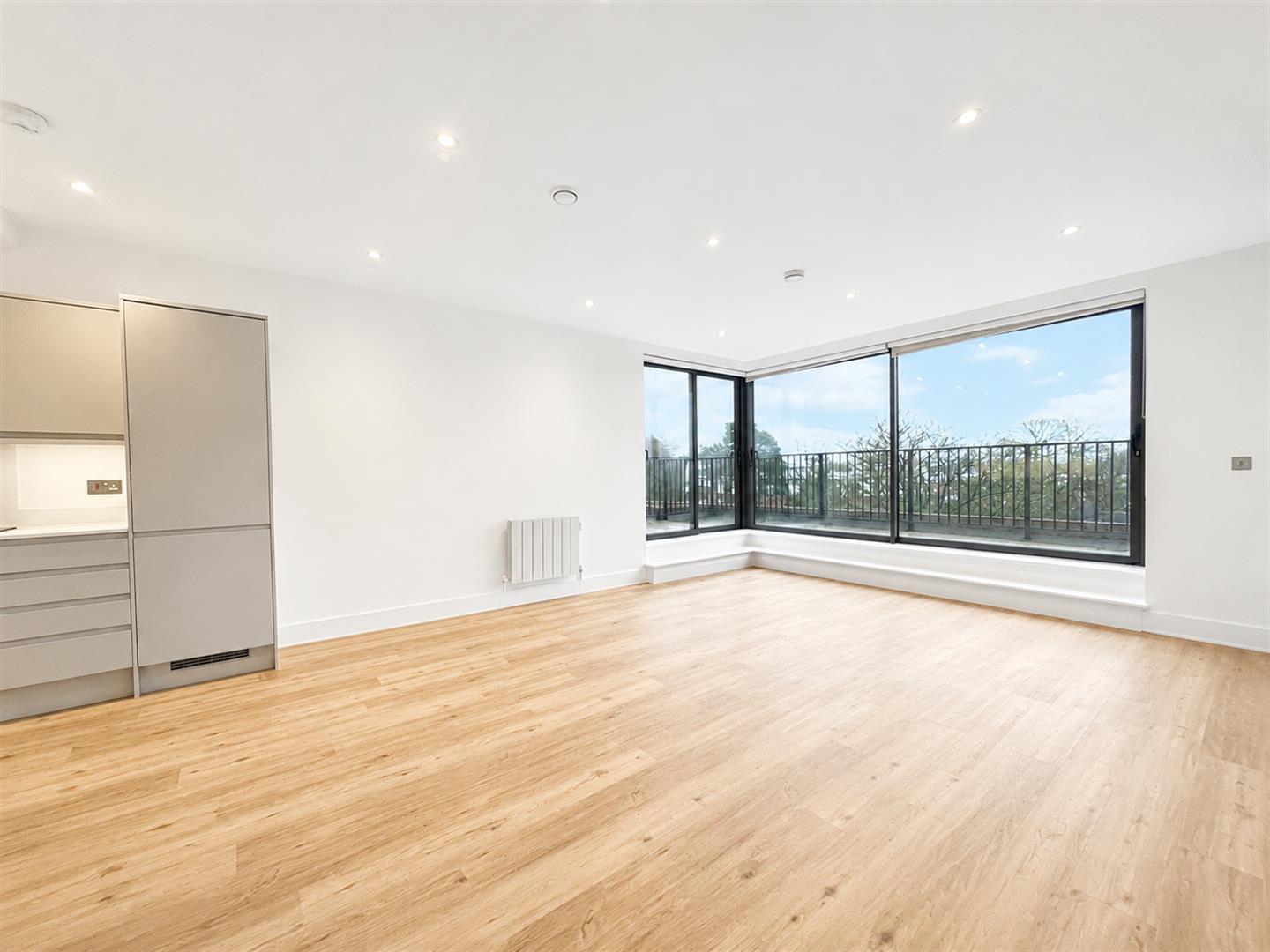 Flat Farnborough Road in Rushmoor