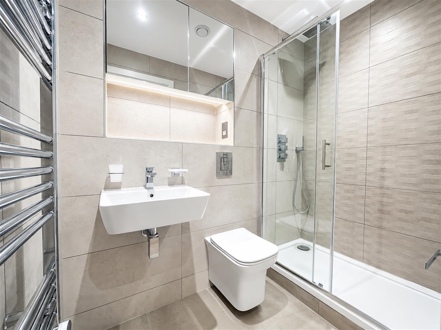 Flat Farnborough Road in Rushmoor