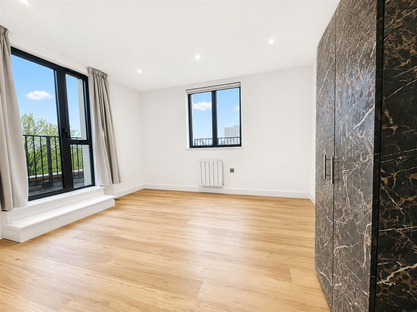 Flat Farnborough Road in Rushmoor