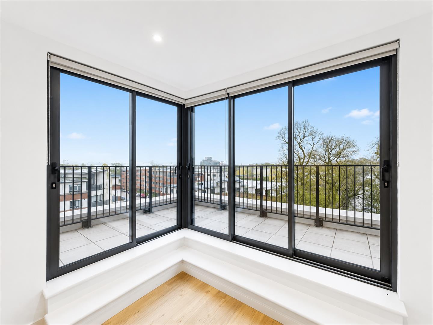 Flat Farnborough Road in Rushmoor