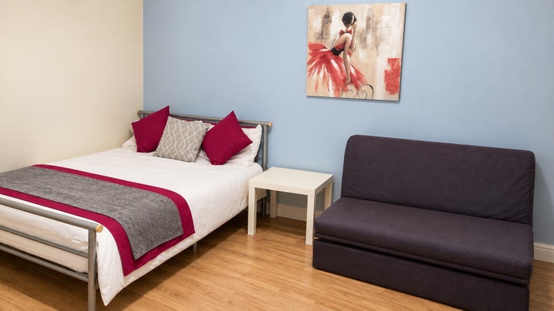 Room Back St Ives Mount in Leeds