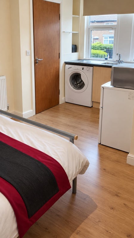 Room Back St Ives Mount in Leeds