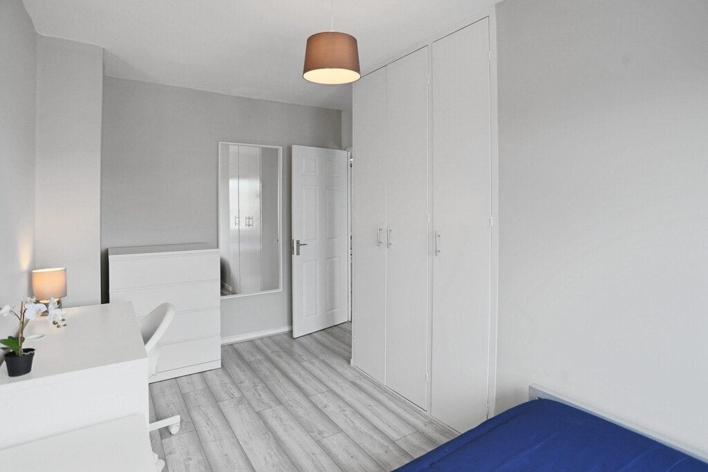 Room Hereford Street in Greater London