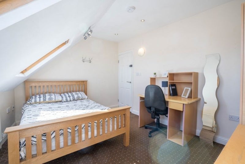 Room Sharrow Vale Road in Sheffield