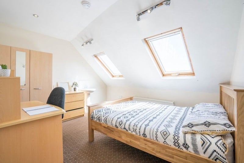 Room Sharrow Vale Road in Sheffield