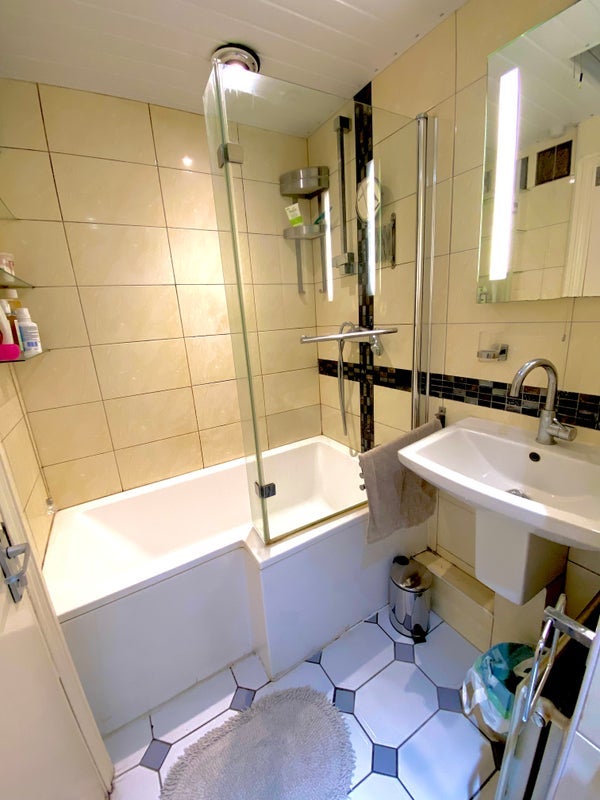 Room Hartslock Drive in Greater London