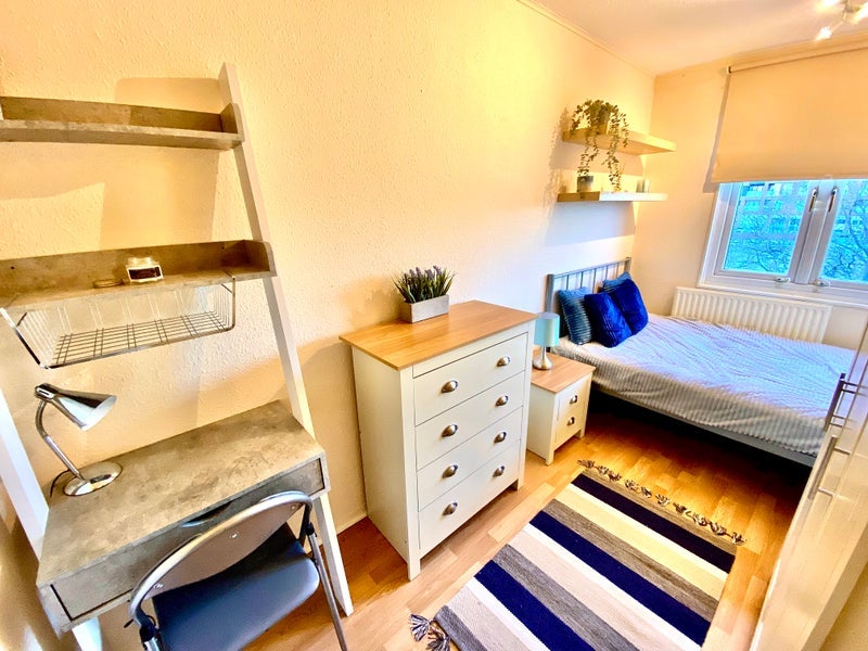Room Hartslock Drive in Greater London